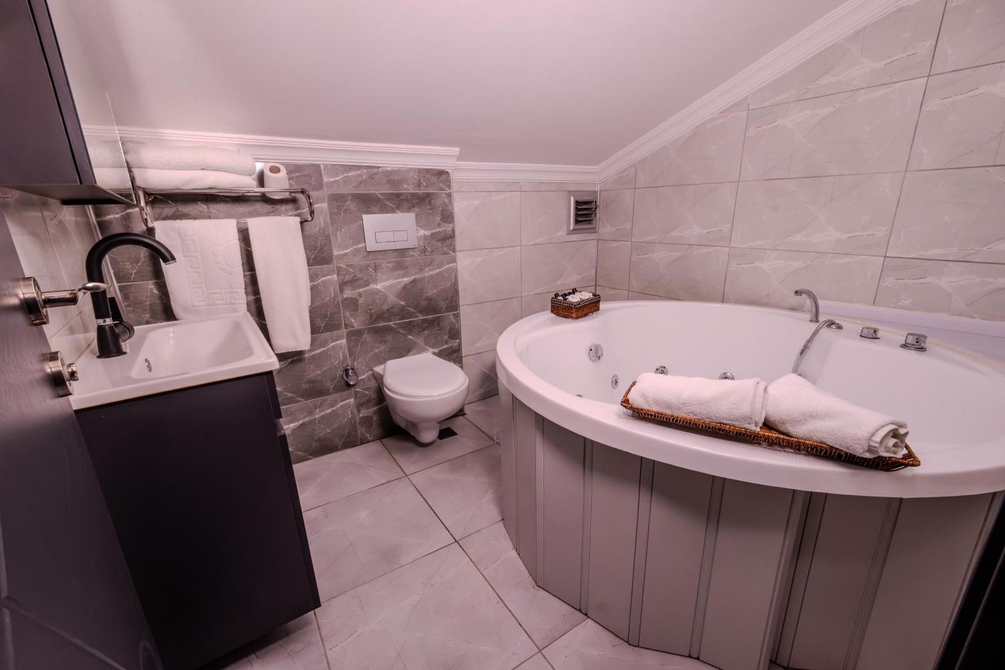Ruby Hotel Istanbul Bagian luar foto