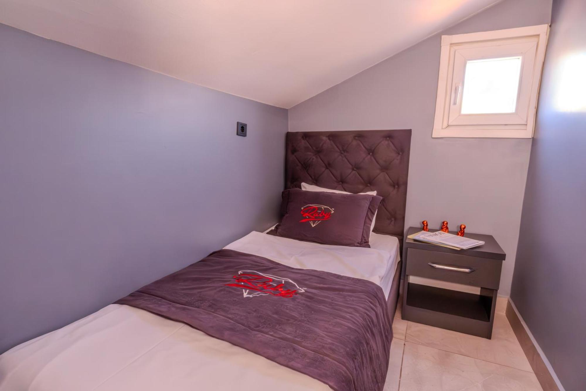 Ruby Hotel Istanbul Bagian luar foto